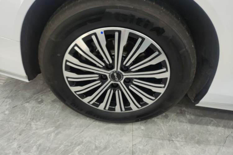 Used BYD M9 2025 1060 Navigation Edition Right Rear Wheel Hub