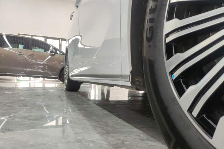 Used BYD M9 2025 1060 Navigation Edition Right Side Sill
