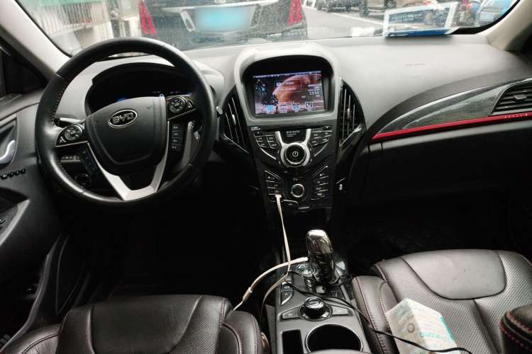 Used BYD Qin 2014 1.5T Cool Black Knight Flagship Model Center Console