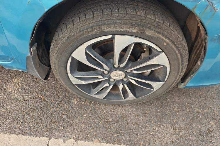 Used BYD Qin 2015 1.5T Dual-Crown Flagship Edition Right Front Wheel Hub