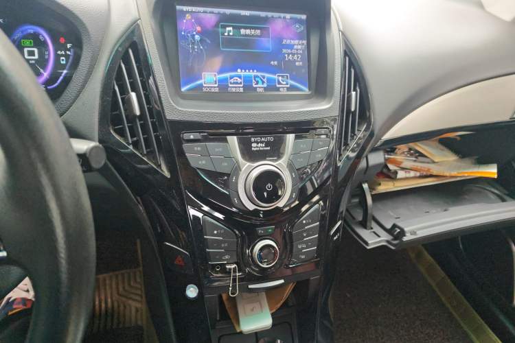 Used BYD Qin 2015 1.5T Dual-Crown Flagship Plus Edition Audio And AC Panel