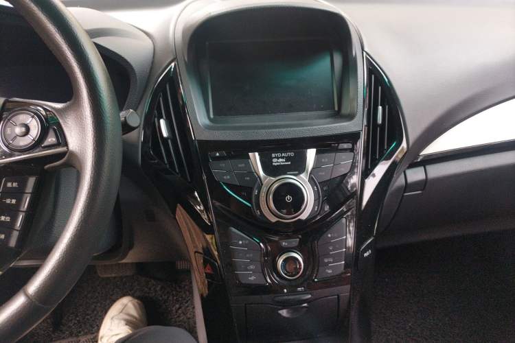 Used BYD Qin 2015 1.5T Dual-Crown Flagship Plus Edition Audio And AC Panel