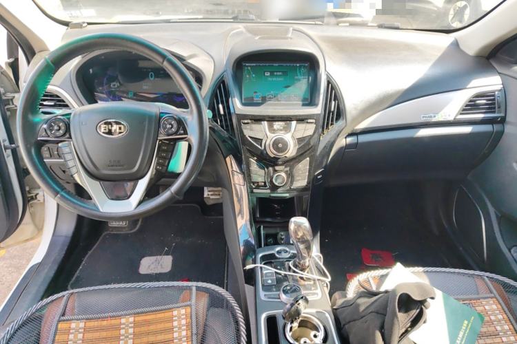 Used BYD Qin 2015 1.5T Dual-Crown Flagship Edition Center Console