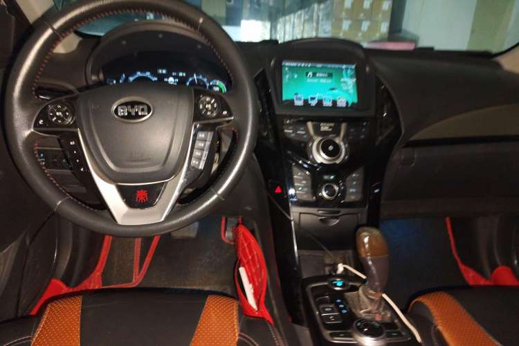Used BYD Qin 2015 1.5T Dual-Crown Flagship Plus Edition Center Console