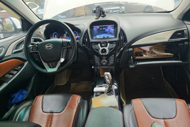 Used BYD Qin 2015 1.5T Dual-Crown Flagship Plus Edition Center Console