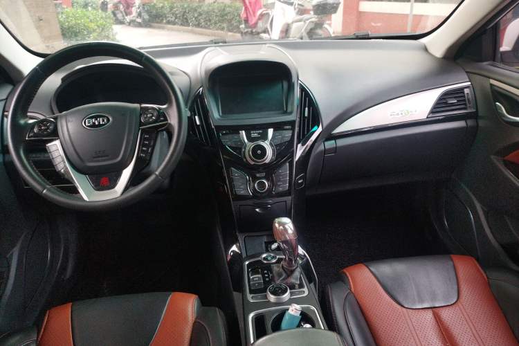 Used BYD Qin 2015 1.5T Dual-Crown Flagship Plus Edition Center Console