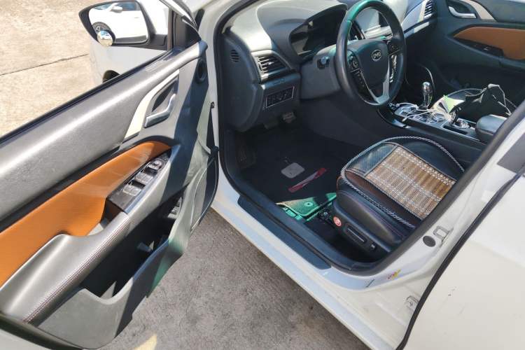 Used BYD Qin 2015 1.5T Dual-Crown Flagship Edition Driver Seat