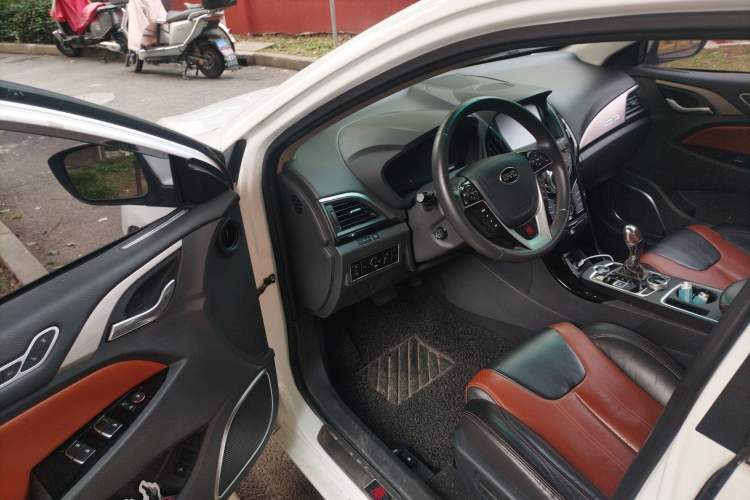 Used BYD Qin 2015 1.5T Dual-Crown Flagship Plus Edition Driver Seat