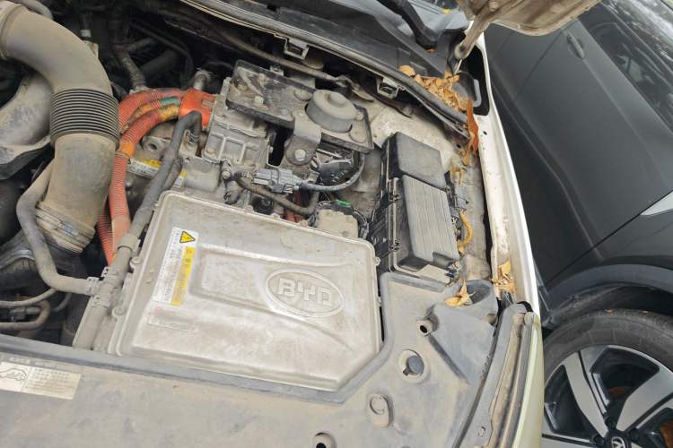 Used BYD Qin 2015 1.5T Dual-Crown Flagship Plus Edition Engine Bay Left