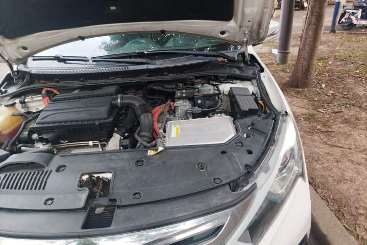 Used BYD Qin 2015 1.5T Dual-Crown Flagship Plus Edition Engine Bay Left