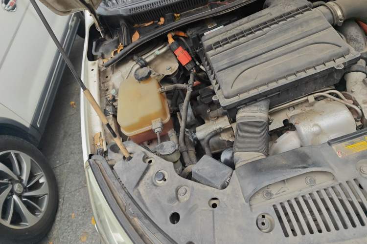 Used BYD Qin 2015 1.5T Dual-Crown Flagship Plus Edition Engine Bay Right