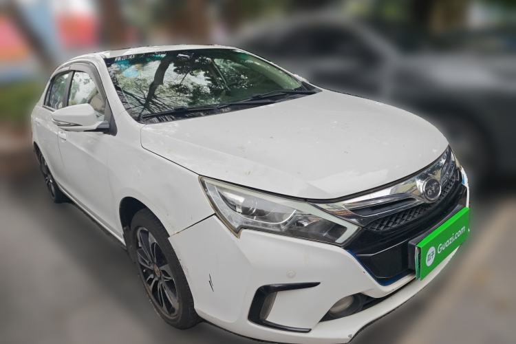 Used BYD Qin 2015 1.5T Dual-Crown Flagship Plus Edition Front Right 45 Deg