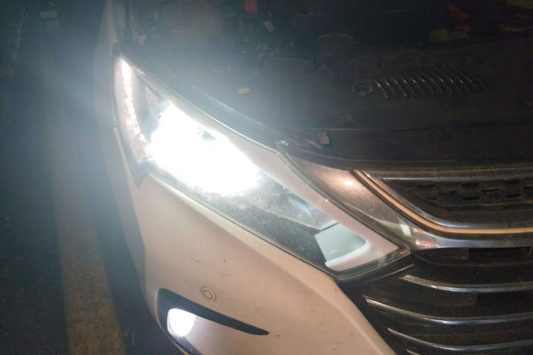 Used BYD Qin 2015 1.5T Dual-Crown Flagship Plus Edition Right Front Headlight