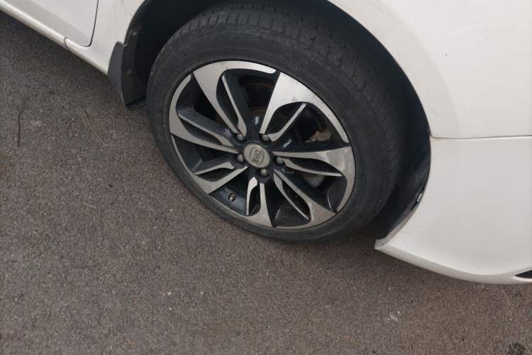 Used BYD Qin 2015 1.5T Dual-Crown Flagship Plus Edition Right Front Wheel Hub