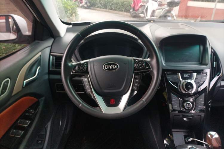 Used BYD Qin 2015 1.5T Dual-Crown Flagship Plus Edition Steering Wheel