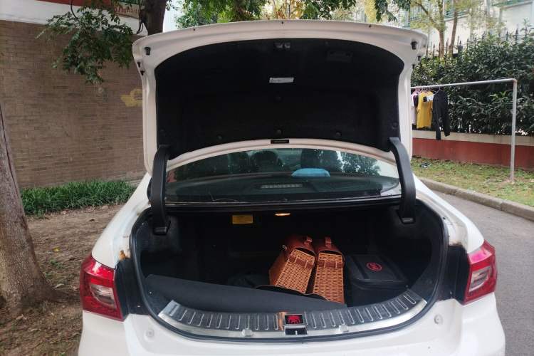Used BYD Qin 2015 1.5T Dual-Crown Flagship Plus Edition Trunk