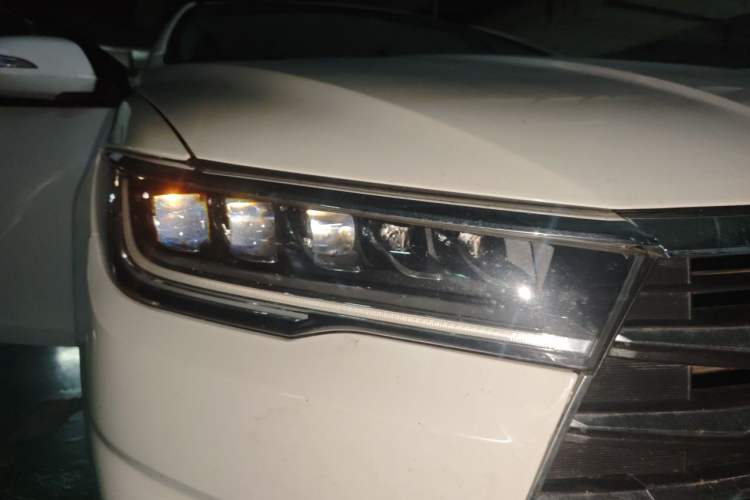 Used BYD Qin 2019 1.5L Manual Comfort Version Right Front Headlight