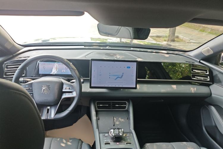 Used BYD Qin L 2024 DM-i 120KM Beyond Model Center Console