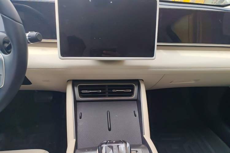 Used BYD Qin L 2024 DM-i 80KM Beyond Model Audio And AC Panel
