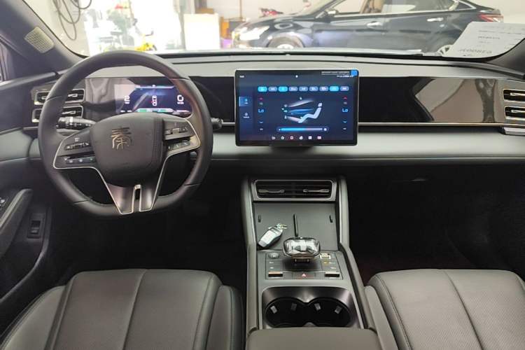 Used BYD Qin L 2024 DM-i 120KM Leading Model Center Console