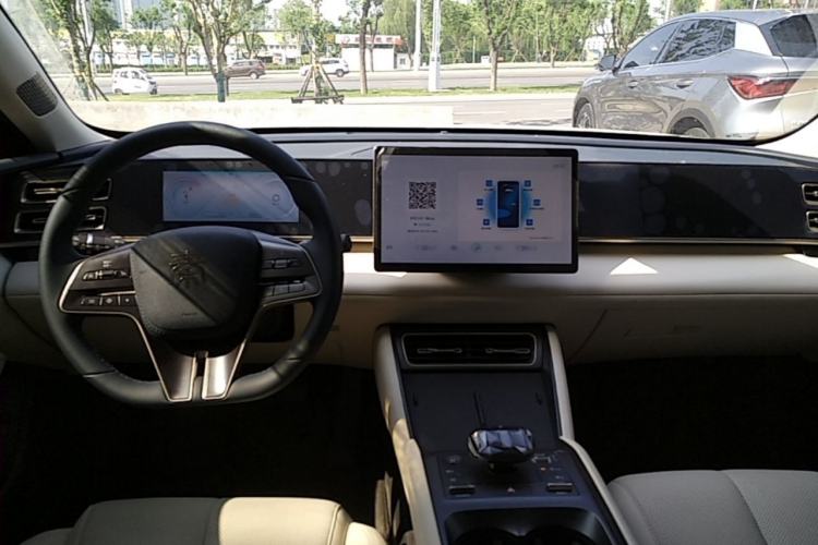 Used BYD Qin L 2024 DM-i 80KM Beyond Model Center Console