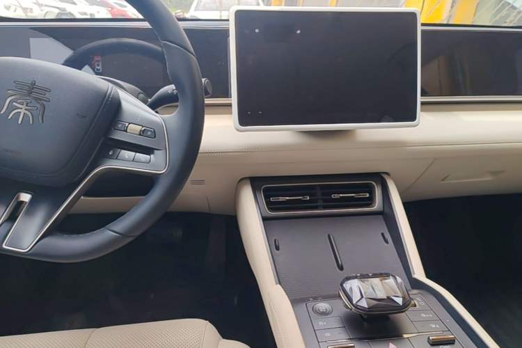 Used BYD Qin L 2024 DM-i 80KM Beyond Model Center Console