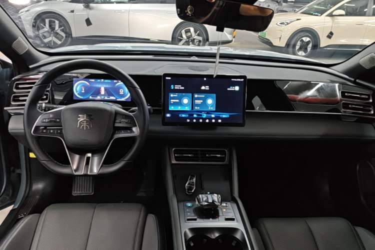 Used BYD Qin L 2024 DM-i 80KM Beyond Model Center Console