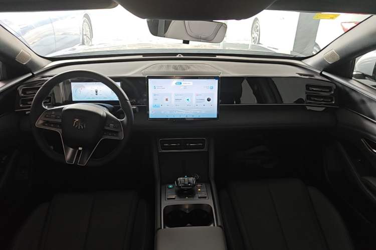 Used BYD Qin L 2024 DM-i 80KM Leading Model Center Console
