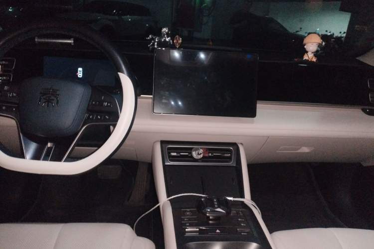 Used BYD Qin L 2024 DM-i 80KM Beyond Model Center Console