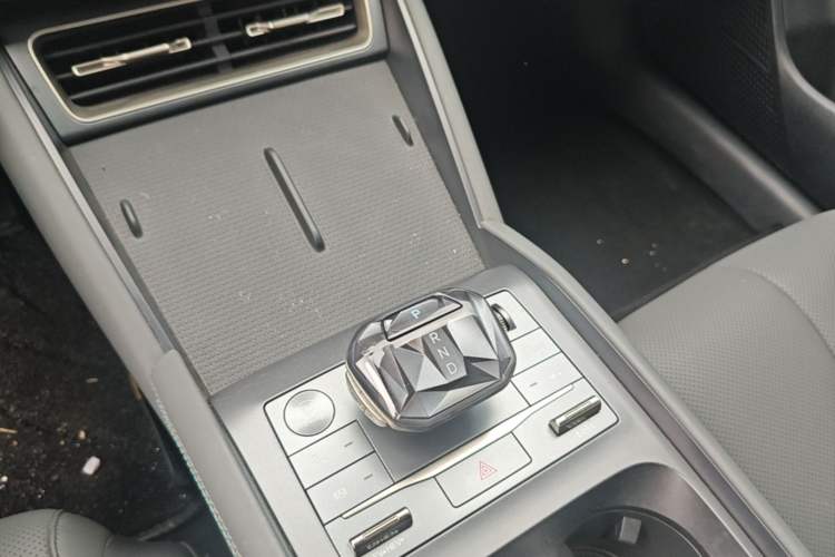 Used BYD Qin L 2024 DM-i 120KM Beyond Model Gear Lever
