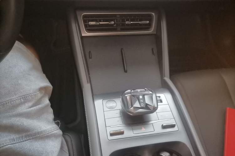 Used BYD Qin L 2024 DM-i 80KM Leading Model Gear Lever
