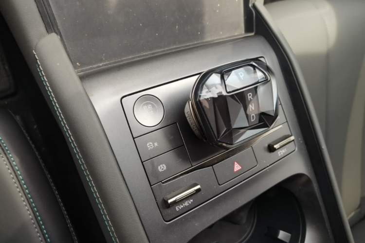 Used BYD Qin L 2024 DM-i 120KM Leading Model Gear Lever