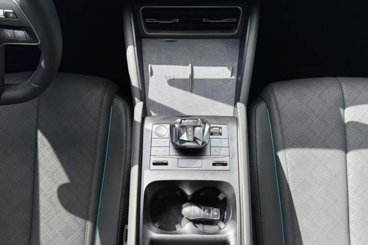 Used BYD Qin L 2024 DM-i 120KM Excellence Model Gear Lever