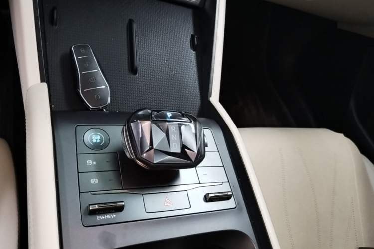 Used BYD Qin L 2024 DM-i 80KM Leading Model Gear Lever