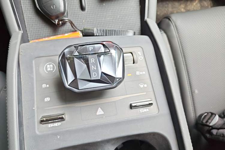 Used BYD Qin L 2024 DM-i 80KM Beyond Model Gear Lever