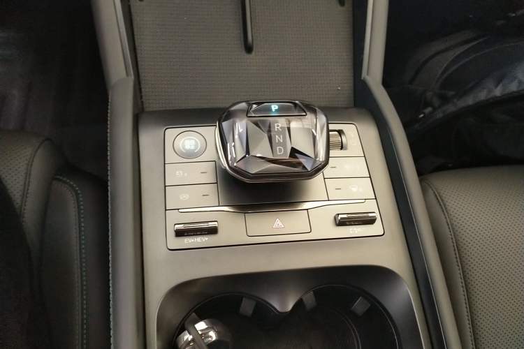 Used BYD Qin L 2024 DM-i 80KM Beyond Model Gear Lever