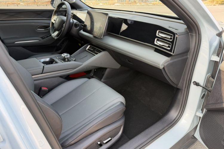 Used BYD Qin L 2024 DM-i 120KM Beyond Model Interior 4