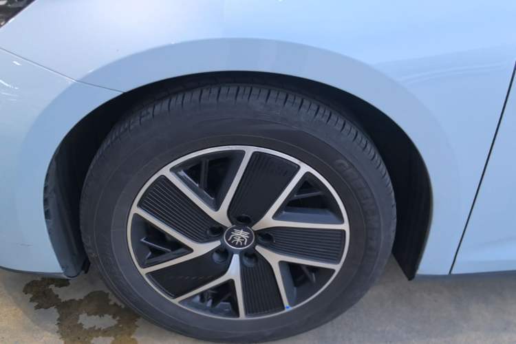 Used BYD Qin L 2024 DM-i 80KM Beyond Model Left Front Wheel Hub