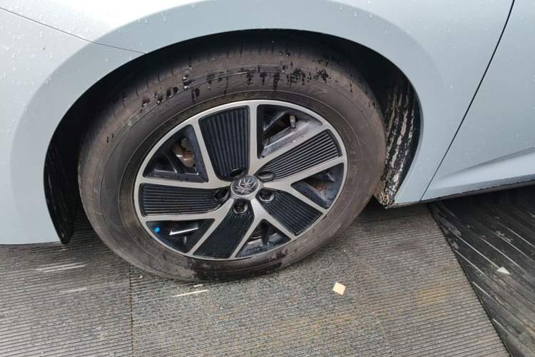 Used BYD Qin L 2024 DM-i 80KM Beyond Model Left Front Wheel Hub
