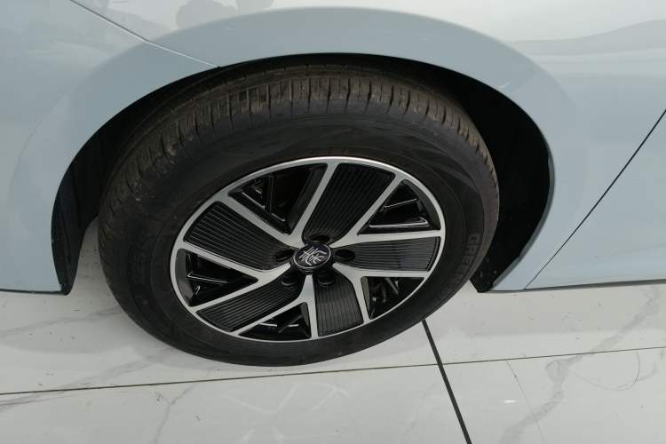Used BYD Qin L 2024 DM-i 120KM Beyond Model Left Front Wheel Hub