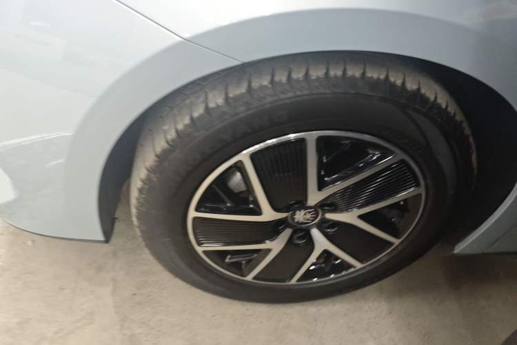 Used BYD Qin L 2024 DM-i 80KM Beyond Model Left Front Wheel Hub