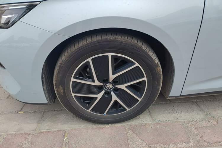 Used BYD Qin L 2024 DM-i 80KM Beyond Model Left Front Wheel Hub