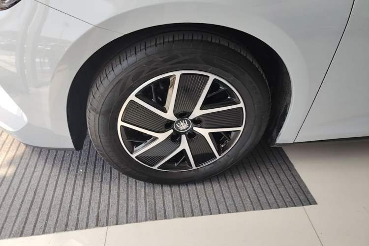 Used BYD Qin L 2024 DM-i 80KM Beyond Model Left Front Wheel Hub
