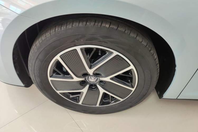 Used BYD Qin L 2024 DM-i 80KM Leading Model Left Front Wheel Hub