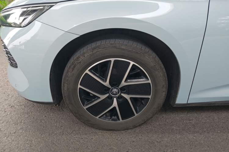 Used BYD Qin L 2024 DM-i 120KM Beyond Model Left Front Wheel Hub
