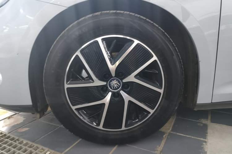 Used BYD Qin L 2024 DM-i 80KM Beyond Model Left Front Wheel Hub