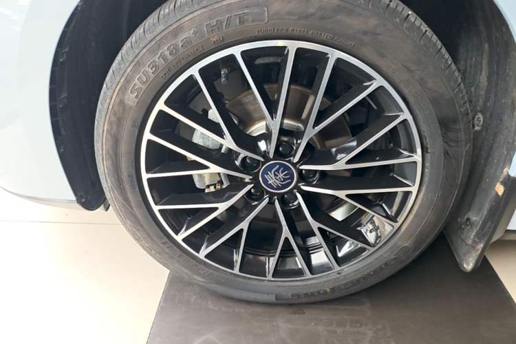 Used BYD Qin L 2024 DM-i 120KM Excellence Model Left Front Wheel Hub