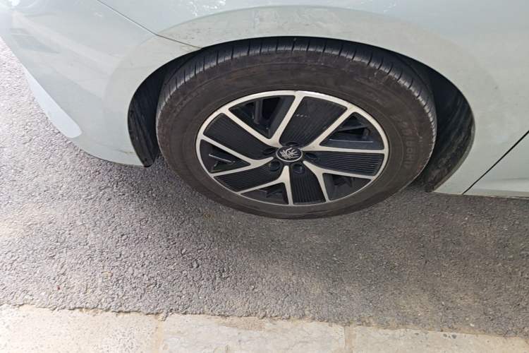 Used BYD Qin L 2024 DM-i 80KM Beyond Model Left Front Wheel Hub