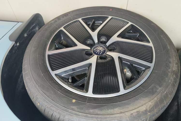 Used BYD Qin L 2024 DM-i 80KM Beyond Model Left Front Wheel Hub