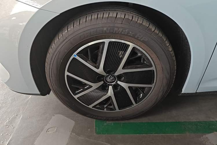 Used BYD Qin L 2024 DM-i 80KM Leading Model Left Front Wheel Hub